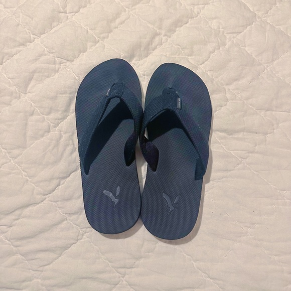 American Eagle Mens Black Flip Flops! Never worn! Size 8 - Picture 1 of 2